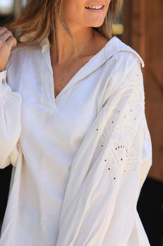 Get It Before It’s Gone Blouse en coton écrue col chemise broderie cœur mandala sur les épaules