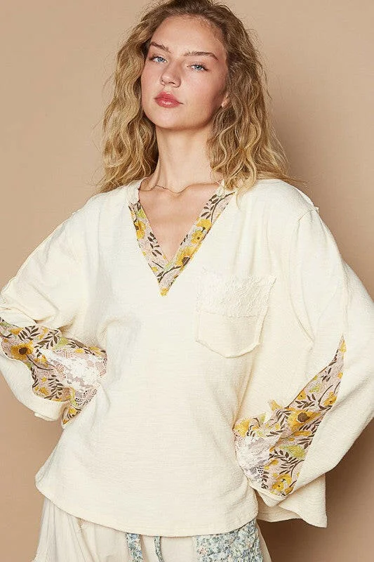 Special Price POL Lace Detail Flower Printed V-Neck Knit Top